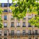 La façade d'un bâtiment de type haussmannien à Paris