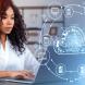Femme d'affaires travaillant sur son ordinateur portable avec des hologrammes liés à la cybersécurité