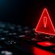 Un triangle rouge au-dessus d'un clavier d'ordinateur
