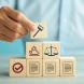 Empilage manuel de blocs en bois avec des icônes de loi et de conformité