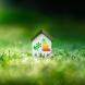 Une maison miniature dans l'herbe 