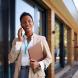 Un agent commercial immobilier en visite avec des clients
