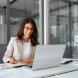 Une professionnelle de l'immobilier à son bureau