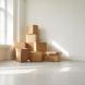 Des cartons empilés dans un logement vide