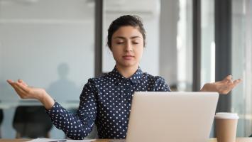 Une employée de bureau calme