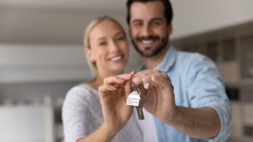 Bail d’habitation : cotitularité des époux, congé et information du bailleur