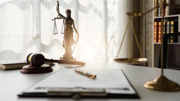 Contrat d'accord sur le bureau en fonction. Droit, services juridiques, conseils, concept de justice