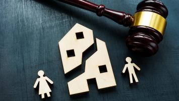 immeuble divisé avec différentes personnes et un marteau juridique