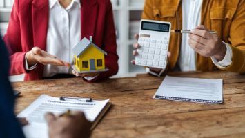 Homme d'affaires, agents immobiliers discutent des prix de vente de maison