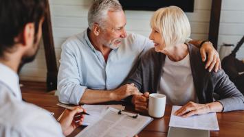 Un coupe âgé de copropriétaires souriant