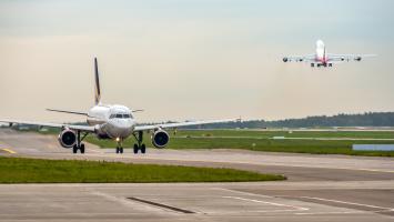 Des avions de ligne qui décollent et atterissent