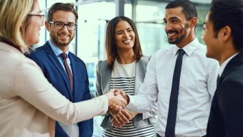 Des copropriétaires qui saluent leur syndic de copropriété