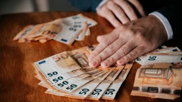 Un homme d'affaires qui compte des billets de banque en euros