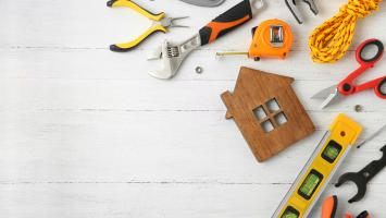 Des outils de chantier posés sur une table