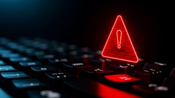 Un triangle rouge au-dessus d'un clavier d'ordinateur