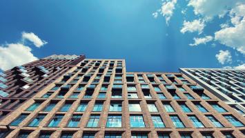 Des immeubles modernes vus de bas en haut