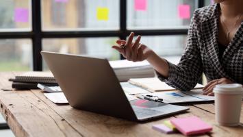 Un ordinateur portable posé sur un bureau