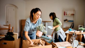 Deux jeunes femmes colocataires en train de déballer des cartons