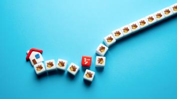 Une maison reliée à des cubes symbolisant des fonds financiers et une décision juridique, sur fond bleu.