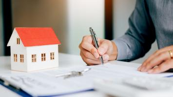 Un professionnel de l'immobilier qui travaille sur un contrat de location