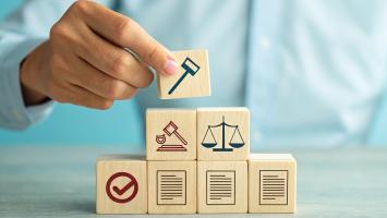 Empilage manuel de blocs en bois avec des icônes de loi et de conformité