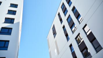 Des bâtiments d'habitation neufs et blancs