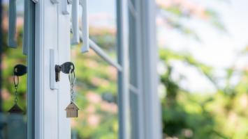 Une clé sur une porte de maison