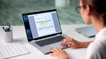 Une femme qui consulte une facture électronique sur son ordinateur portable