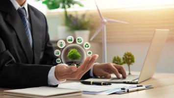 Un homme d'affaires tenant un arbre dans sa main