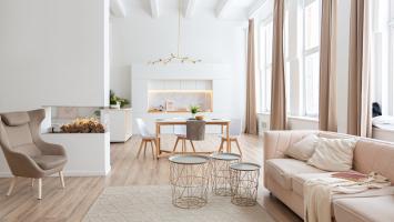 L'intérieur d'un appartement moderne et lumineux