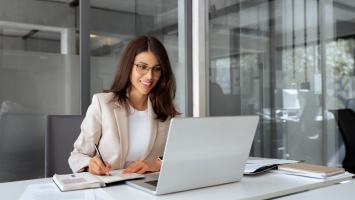 Une professionnelle de l'immobilier à son bureau