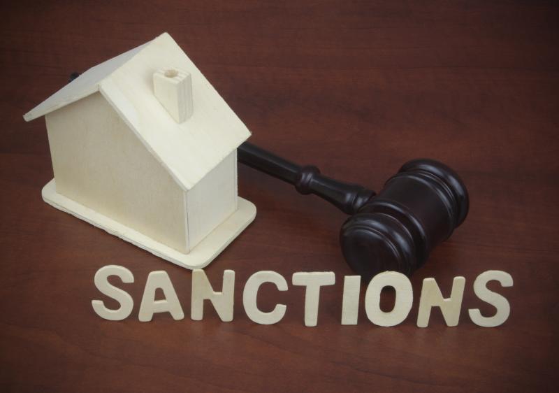 marteau du juge avec petite maisonnette et sanctions