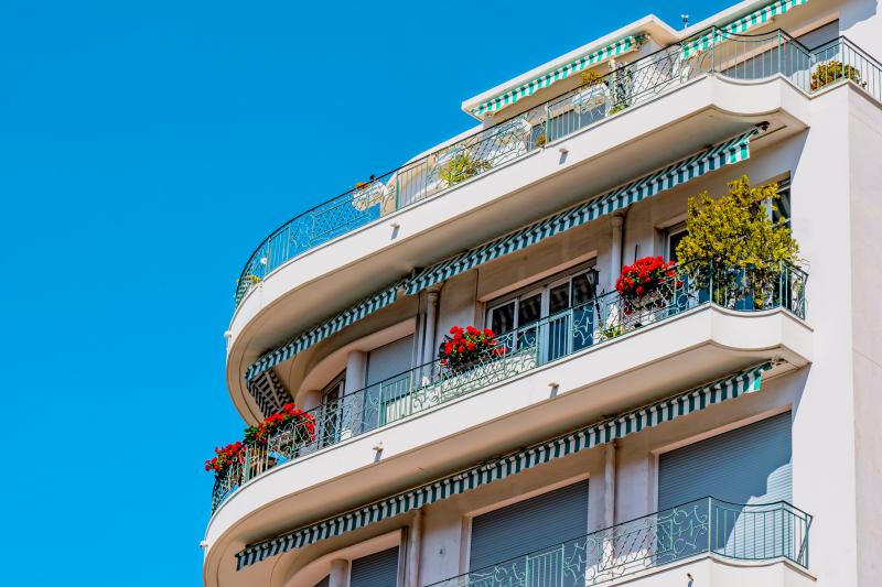 La façade d'une copropriété fleurie en été