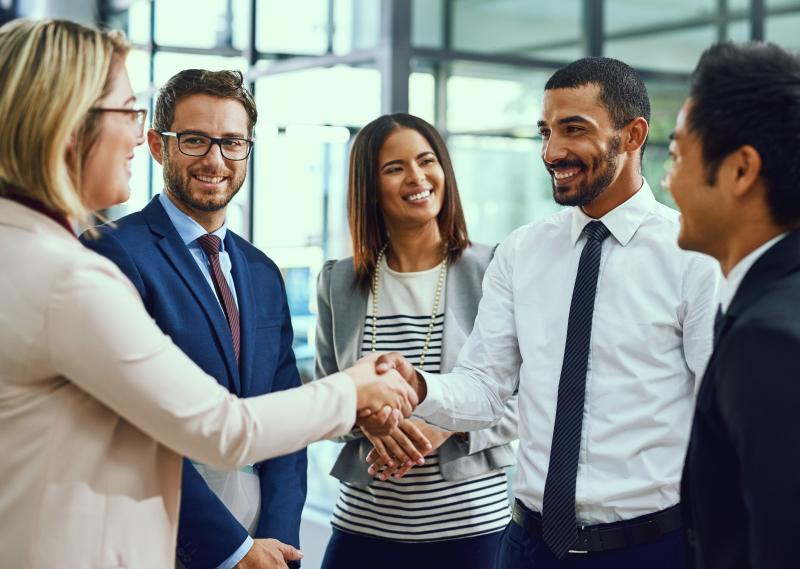 Des copropriétaires qui saluent leur syndic de copropriété