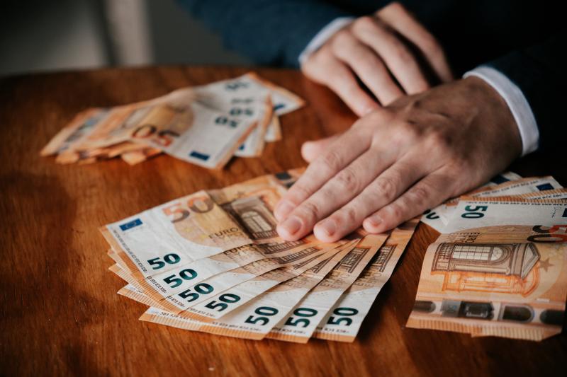 Un homme d'affaires qui compte des billets de banque en euros