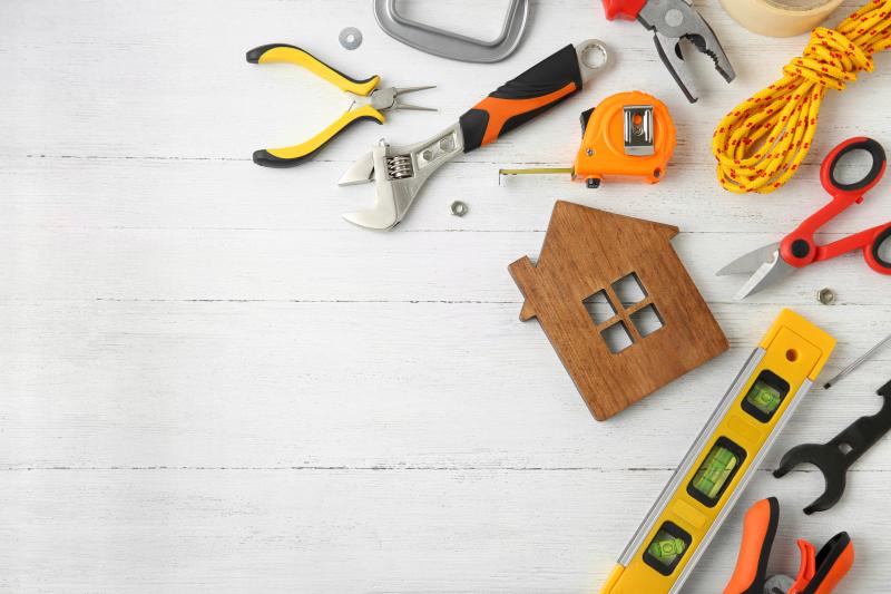 Des outils de chantier posés sur une table