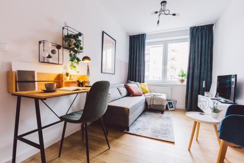 L'intérieur d'un appartement meublé moderne et lumineux