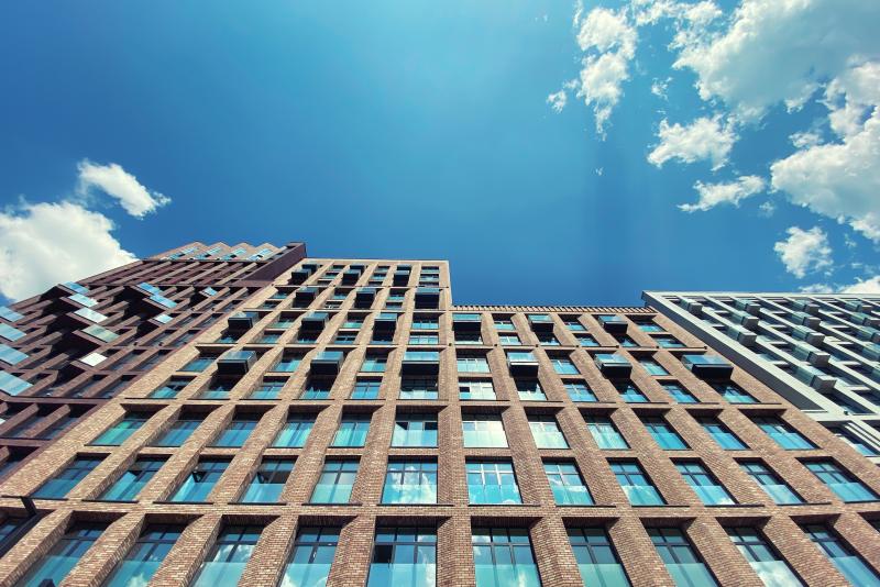 Des immeubles modernes vus de bas en haut