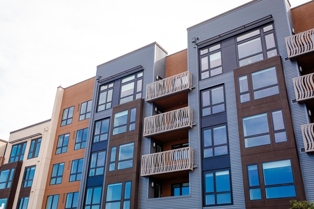 Un immeuble moderne en copropriété