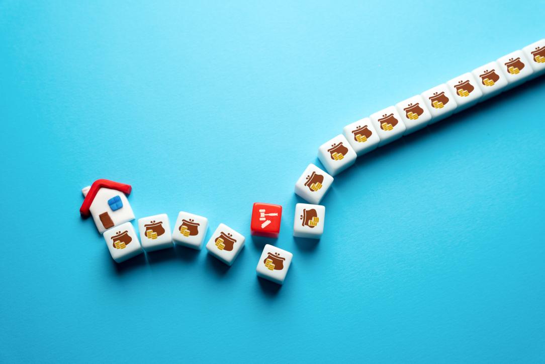 Une maison reliée à des cubes symbolisant des fonds financiers et une décision juridique, sur fond bleu.