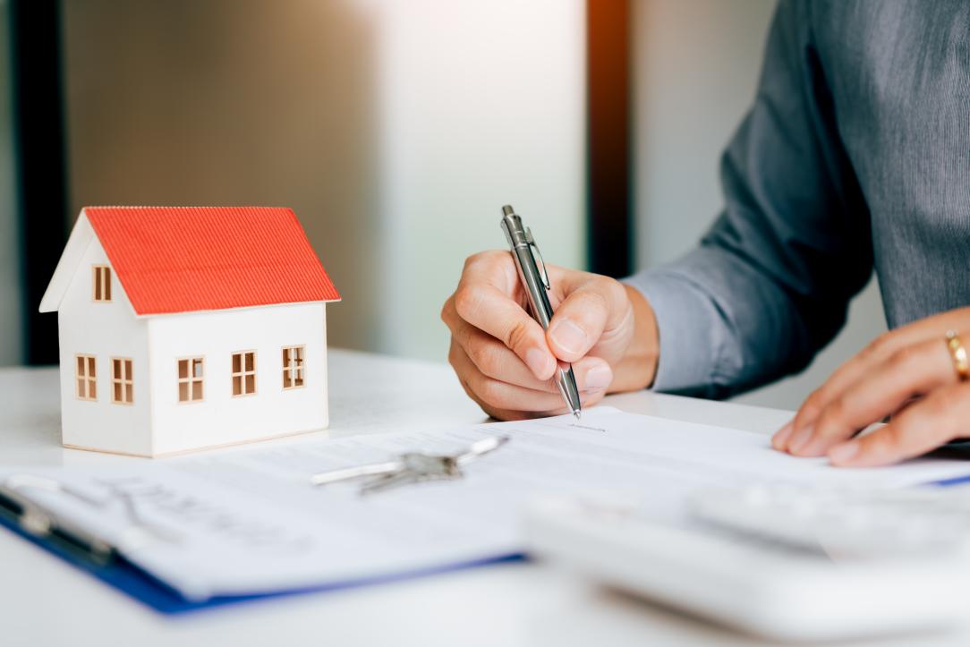 Un professionnel de l'immobilier qui travaille sur un contrat de location