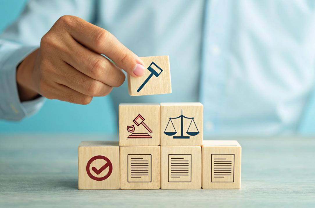 Empilage manuel de blocs en bois avec des icônes de loi et de conformité