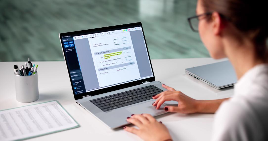 Une femme qui consulte une facture électronique sur son ordinateur portable