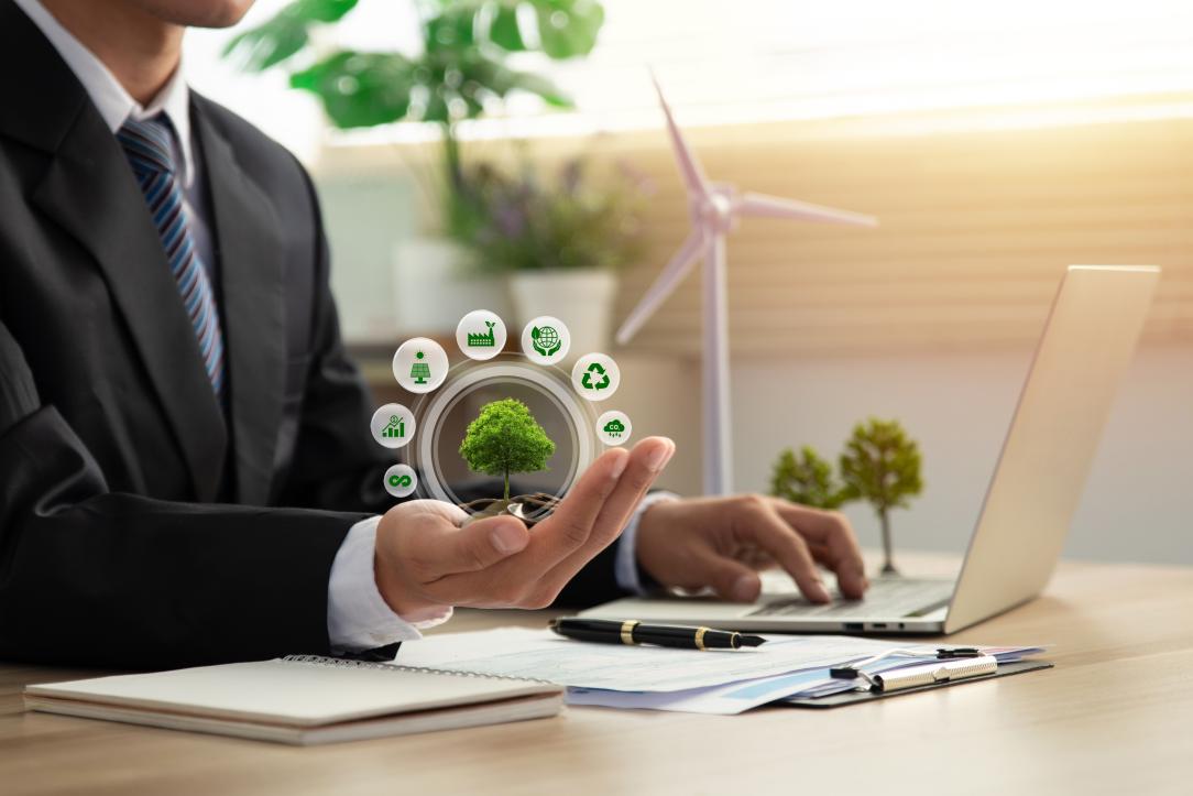 Un homme d'affaires tenant un arbre dans sa main