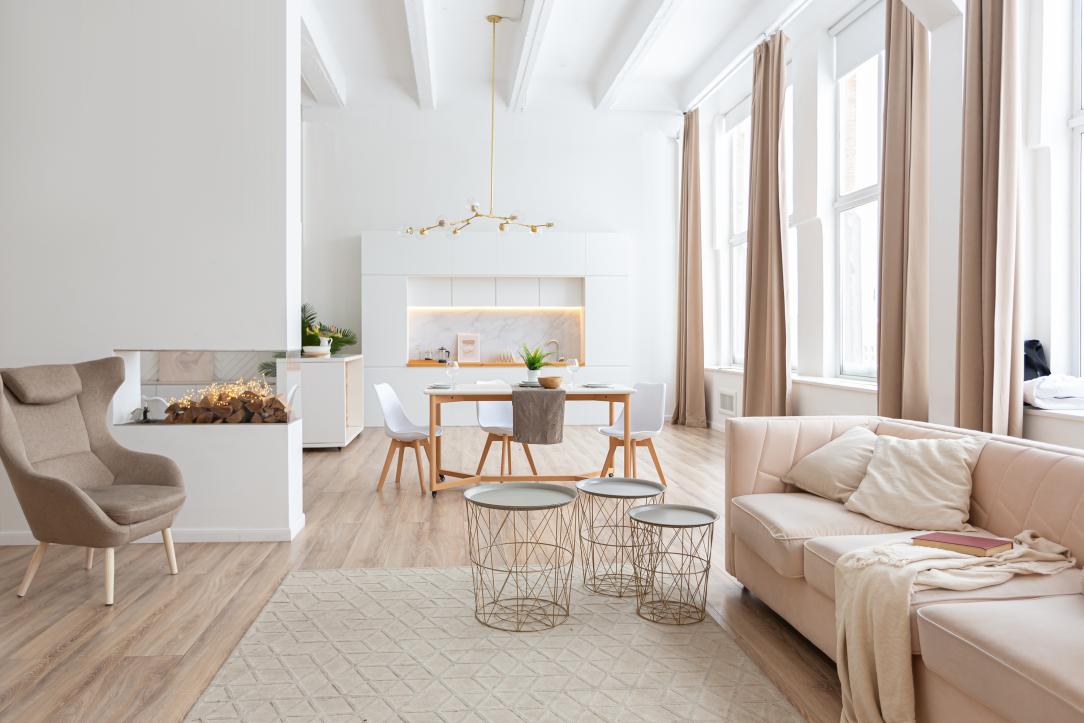 L'intérieur d'un appartement moderne et lumineux