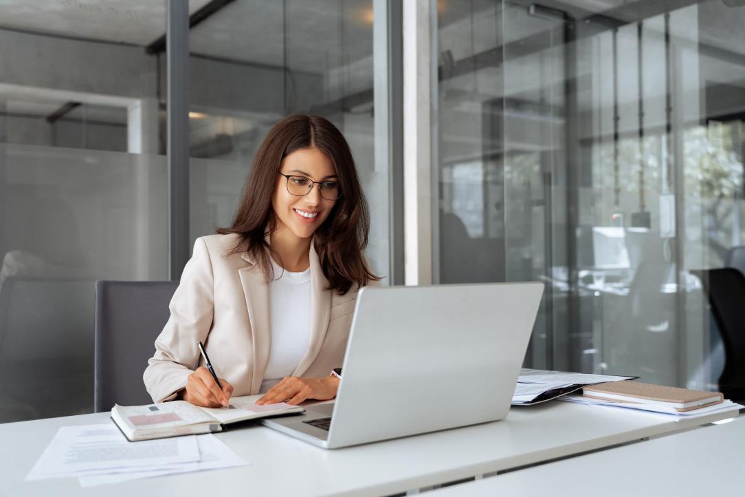 Une professionnelle de l'immobilier à son bureau