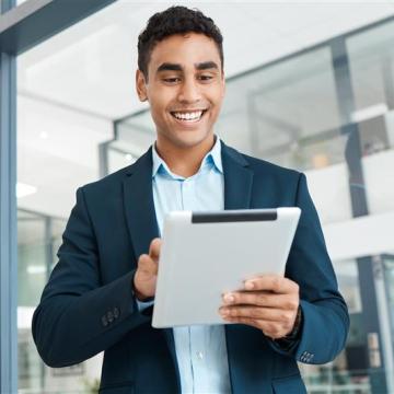 jeune-homme-en-costume-sur-une-tablette-dans-un-bureau