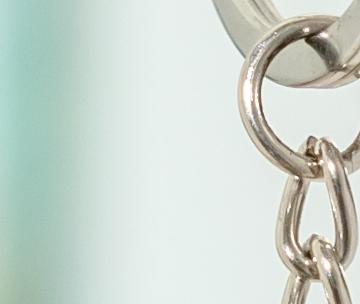Des clés de maison sur une poignée de porte d'entrée ouverte sur l'intérieur d'une maison