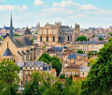 Vue panoramique sur le centre-ville de Poitiers dans la Vienne