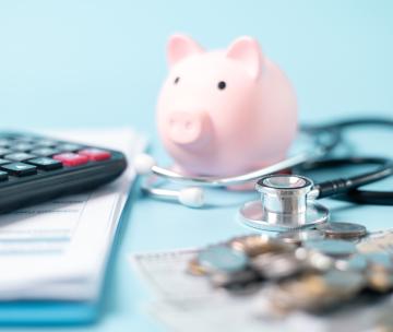 De l'argent, une tireline, une calculatrice et un stéthoscope